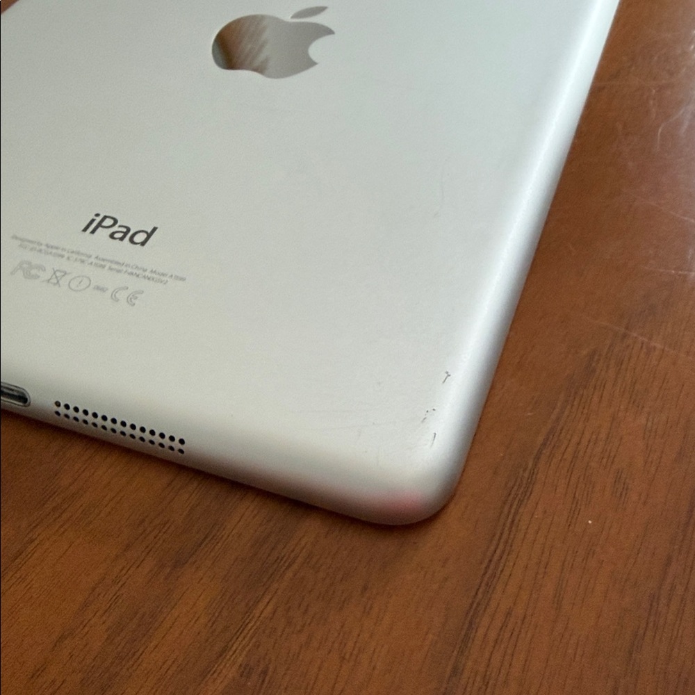 Apple iPad Mini Silver and White Touchscreen Tablet - Picture 5 of 5